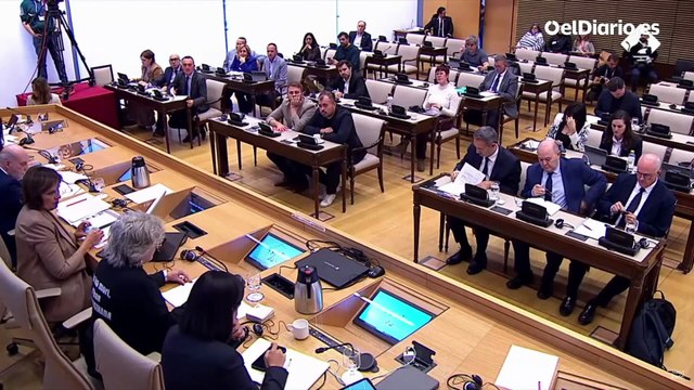 Gil, familiar de una víctima de la dana se emociona al hablar en la comisión