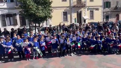 Cerimonia del 4 novembre a Pozzomaggiore: i bambini e le bambine della scuola primaria cantano l'inno della Brigata Sassari