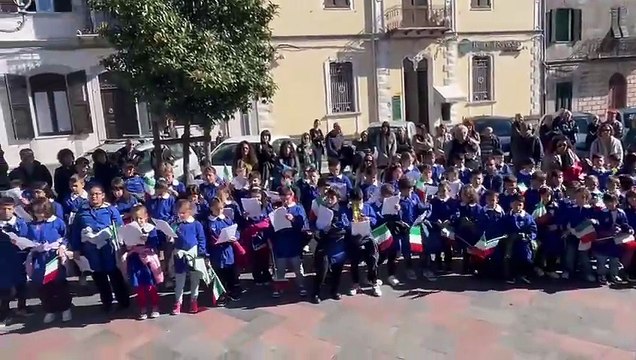 Cerimonia del 4 novembre a Pozzomaggiore: i bambini e le bambine della scuola primaria cantano l'inno della Brigata Sassari