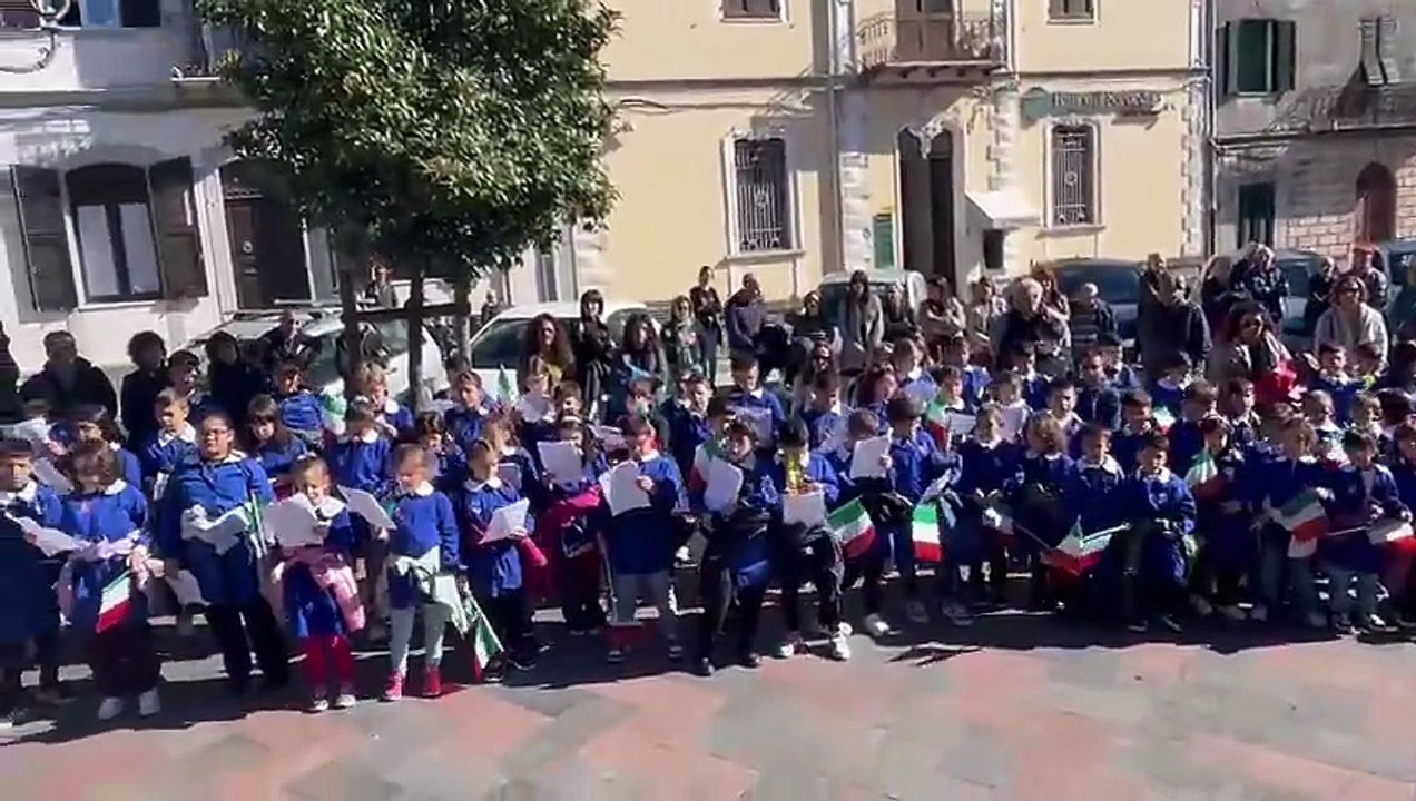 Cerimonia del 4 novembre a Pozzomaggiore: i bambini e le bambine della scuola primaria cantano l'inno della Brigata Sassari