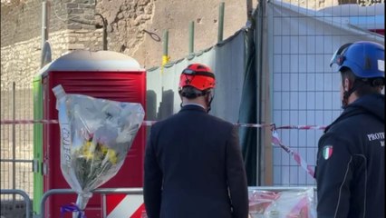 Crollo a Roma, Gualtieri depone mazzo di fiori in memoria dell'operaio morto
