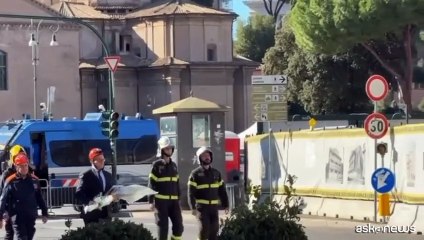 Gualtieri depone mazzo di fiori in memoria dell'operaio morto ai Fori