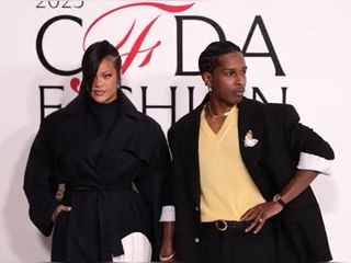 Rihanna strahlt nach Babypause auf dem roten Teppich