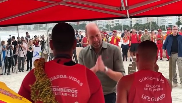 Regno Unito, il principe William gioca a beach volley a Copacabana