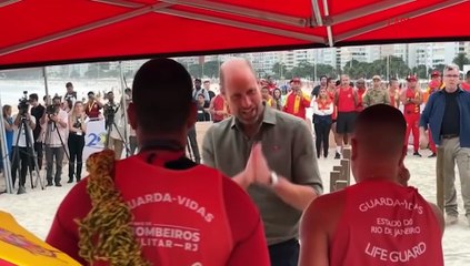 Regno Unito, il principe William gioca a beach volley a Copacabana