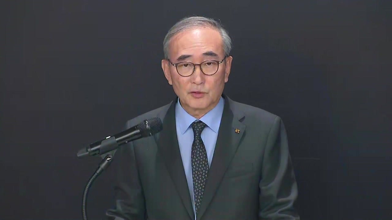 KT, 해킹 사태에 "유심 무료교체"...김영섭 대표 '연임 포기' / YTN
