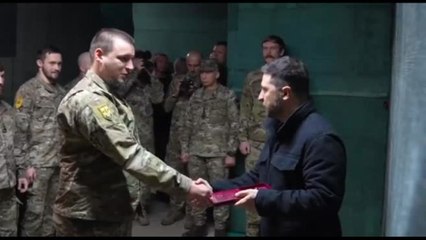 Ucraina, Zelensky visita le truppe nella città assediata di Pokrovsk