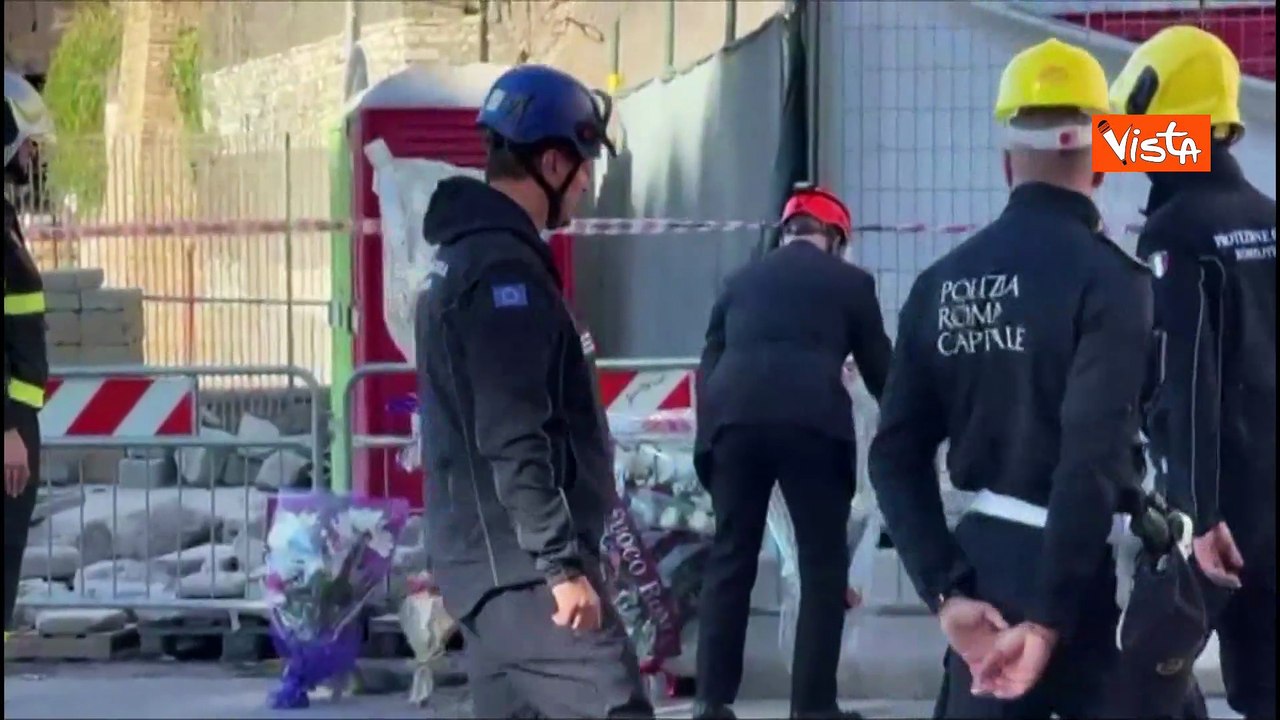 Crollo Torre Conti, Gualtieri depone mazzo di fiori a Largo Corrado Ricci per operaio scomparso