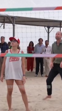 Guillermo de Gales juega al vóley playa en Copacabana y no le va bien