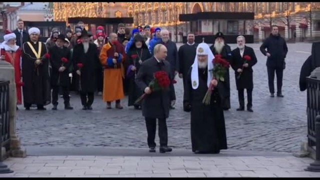 Putin depone fiori sulla Piazza Rossa per Giornata dell'unità nazionale