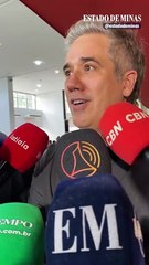 Rogério Flausino vai ao velório de Lô acompanhado do irmão, Wilson Sideral