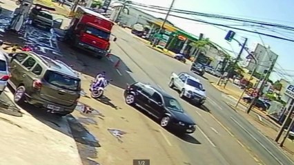 Vídeo flagra Ford Ranger rodando após acidente e batendo em árvore