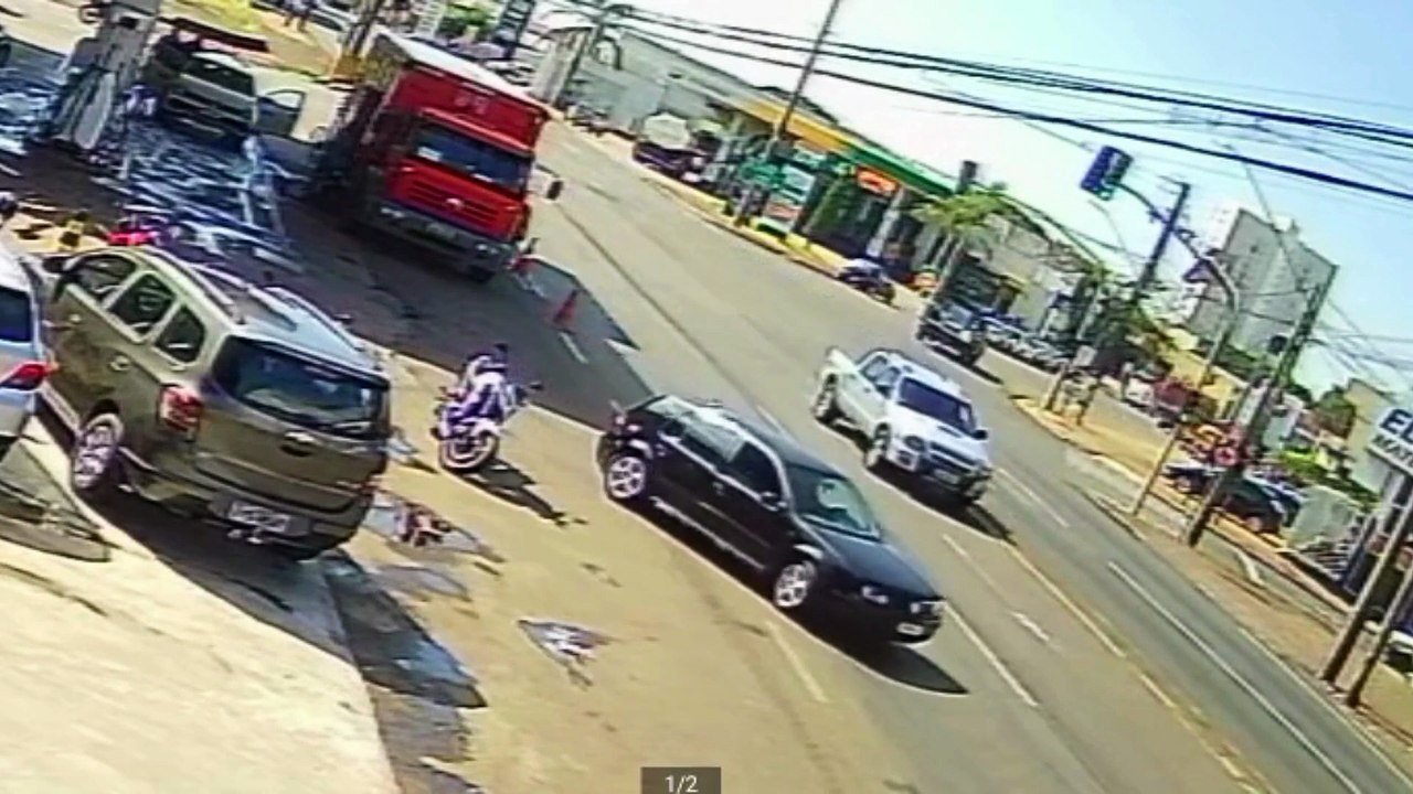 Vídeo flagra Ford Ranger rodando após acidente e batendo em árvore