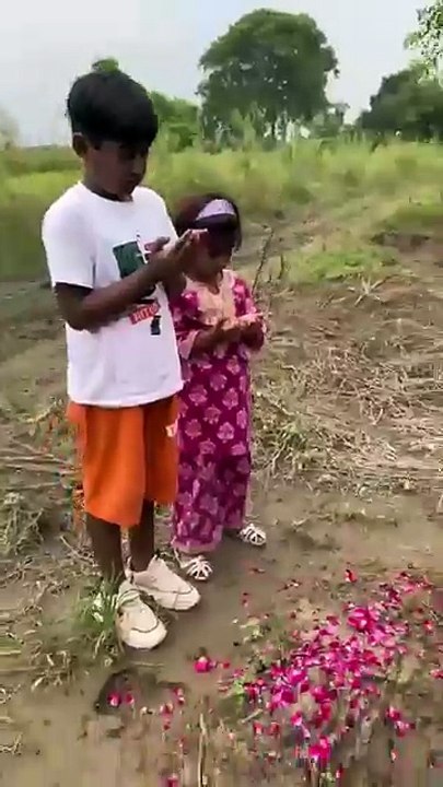 Zainab ke Papa ne selab zadgaan ki madad kar ke sab ke dil jeet liye 💖 Unka ye nek kaam sab ke liye ek misaal hai! Dekhiye kaise Dua aur Zainab ne bhi apna hissa dala madad mein 🙏 #Humanity #Kindness #Inspiration