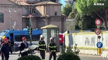 Roma, Gualtieri depone un mazzo di fiori ai piedi della Torre dei Conti