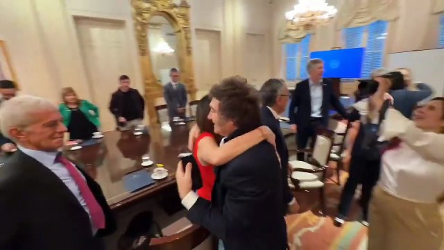 El Presidente Javier Milei saludó a su nuevo Gabinete en la primera reunión en Casa Rosada tras la victoria electoral del pasado domingo