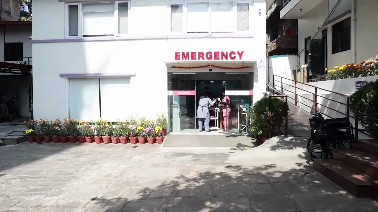 Rescatan con vida a cinco alpinistas atrapados por la avalancha en el Himalaya nepalí