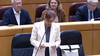 El momento en que Javier Arenas fuma su vapeador detrás de la ministra de Sanidad