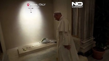 El papa León XIV reza ante la tumba del papa Francisco en Roma