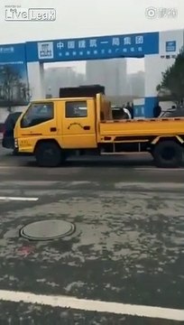 Cet ouvrier dégage les voitures gênantes devant un chantier