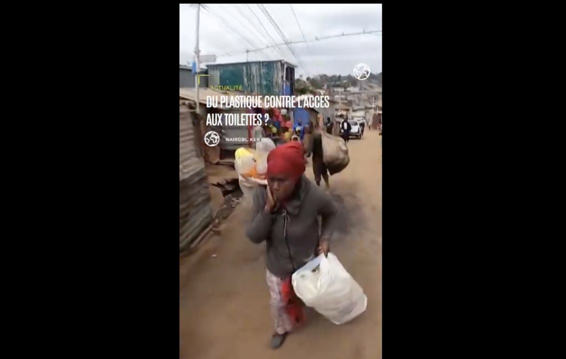 Au Kenya, à Nairobi des femmes récoltent du plastique contre un accès à des sanitaires