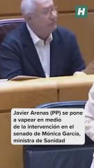 El senador Javier Arenas (PP) se pone a vapear en mitad de la intervención de Mónica García