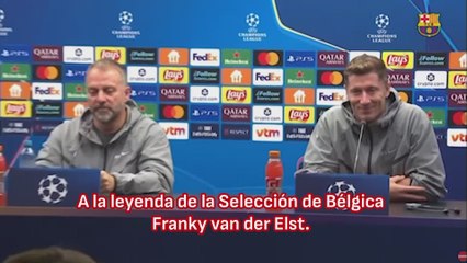 El momentazo de Hansi Flick en rueda de prensa con una carta de una leyenda de Bélgica