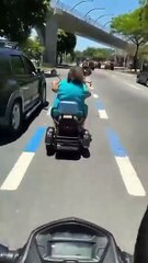 Idosa dirige cadeira motorizada na Avenida Rei Pelé e assusta motoristas