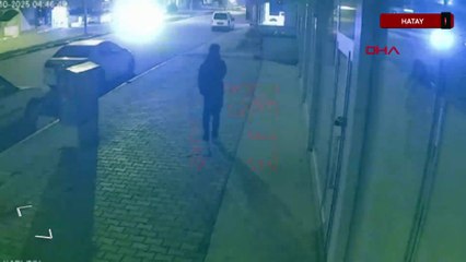 Hatay'da apartmanın girişindeki motosikletin çalınma anları