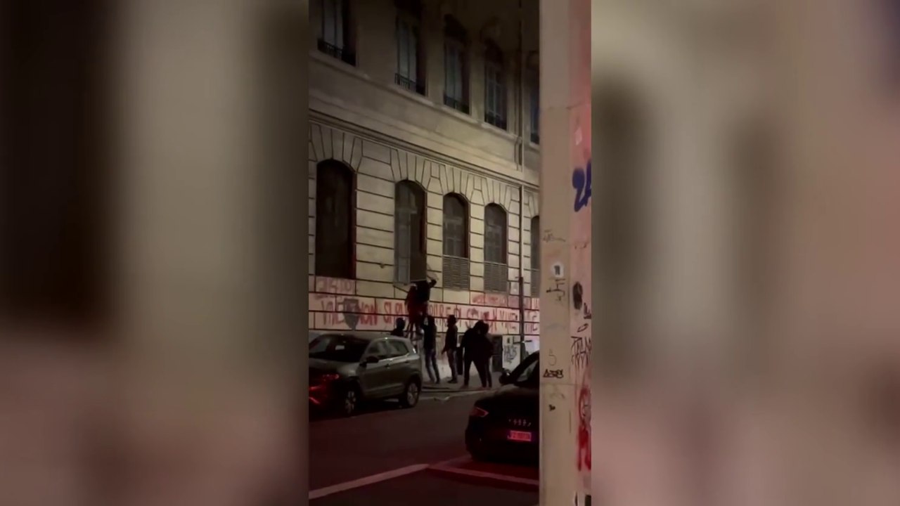 Roma, nuovo blitz al liceo Righi: giovani incappucciati rompono le finestre e tentano di introdursi nella scuola. Il video