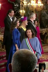 SSMM los Reyes y el sultán de Omán reciben a los invitados de la cena de gala