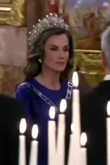 Así ha sido la entrada de los Reyes junto al sultán de Omán a la cena de gala