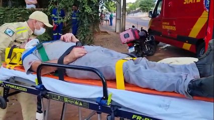 Ciclista bate com força contra caminhão e tem suspeita de fratura no bairro Floresta