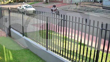 Batida entre moto e Kwid é flagrada por câmera de segurança