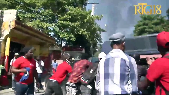 Manifestasyon sendika anplwaye CNE pou mande leta peye yo 15 mwa