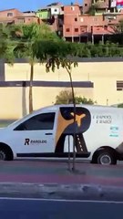 VÍDEO: Mulher flagra marido saindo de motel com outra e para o trânsito