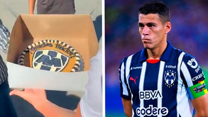 Héctor Moreno recibe un pastel de parte de la afición de Rayados