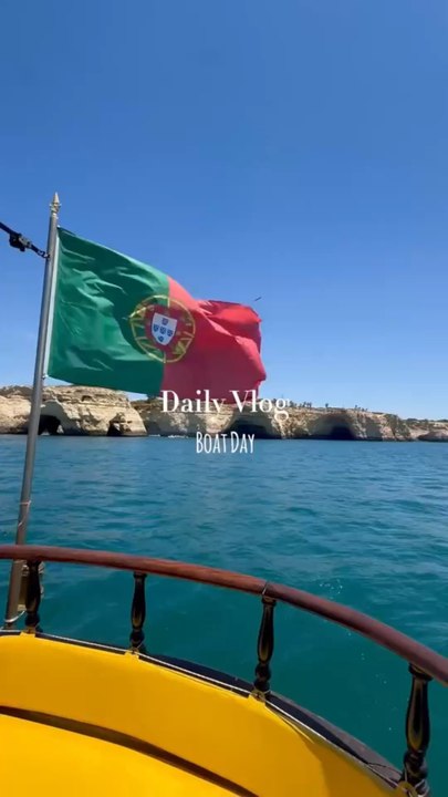 À faire absolument au Portugal !Une excursion en bateau pour découvrir les plus belles grottes de l'Algarve( dont la célèbre Benagil )Un moment magique entre mer bleue et falaises dorées.T'aurais pris ta place sur le bateau ?