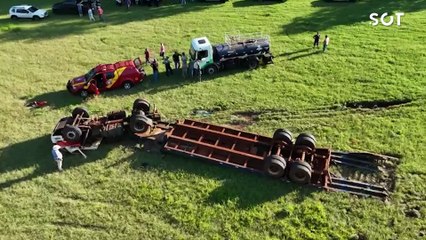 Motorista morre após caminhão tombar enquanto transportava máquina pesada na PR-573 entre Braganey e Corbélia