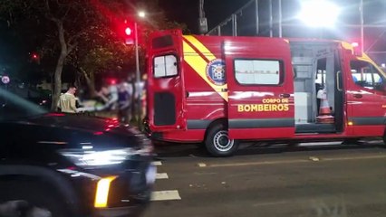 Jovem lesiona o joelho durante jogo de futebol na Avenida Brasil