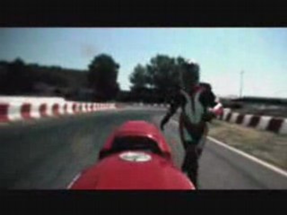 un motard court apres sa moto