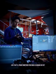 He peeked through glass floor and realized his boss was strange