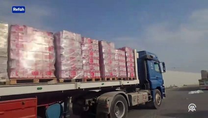 Gazze'ye kısıtlı sayıda insani yardım tırının girişi devam ediyor