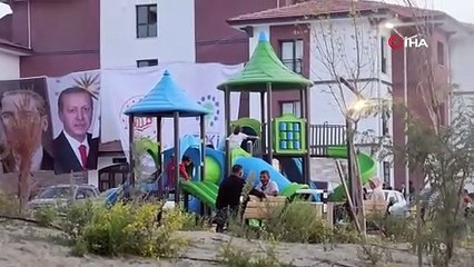 ’Kadın eli değen her yer güzelleşir’ sözü gerçek oldu, depremzede kadın yeni yuvasının bahçesini ektiği sebzelerle güzelleştirdi