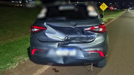 Batida na madrugada carros se chocam em avenida de mão inglesa