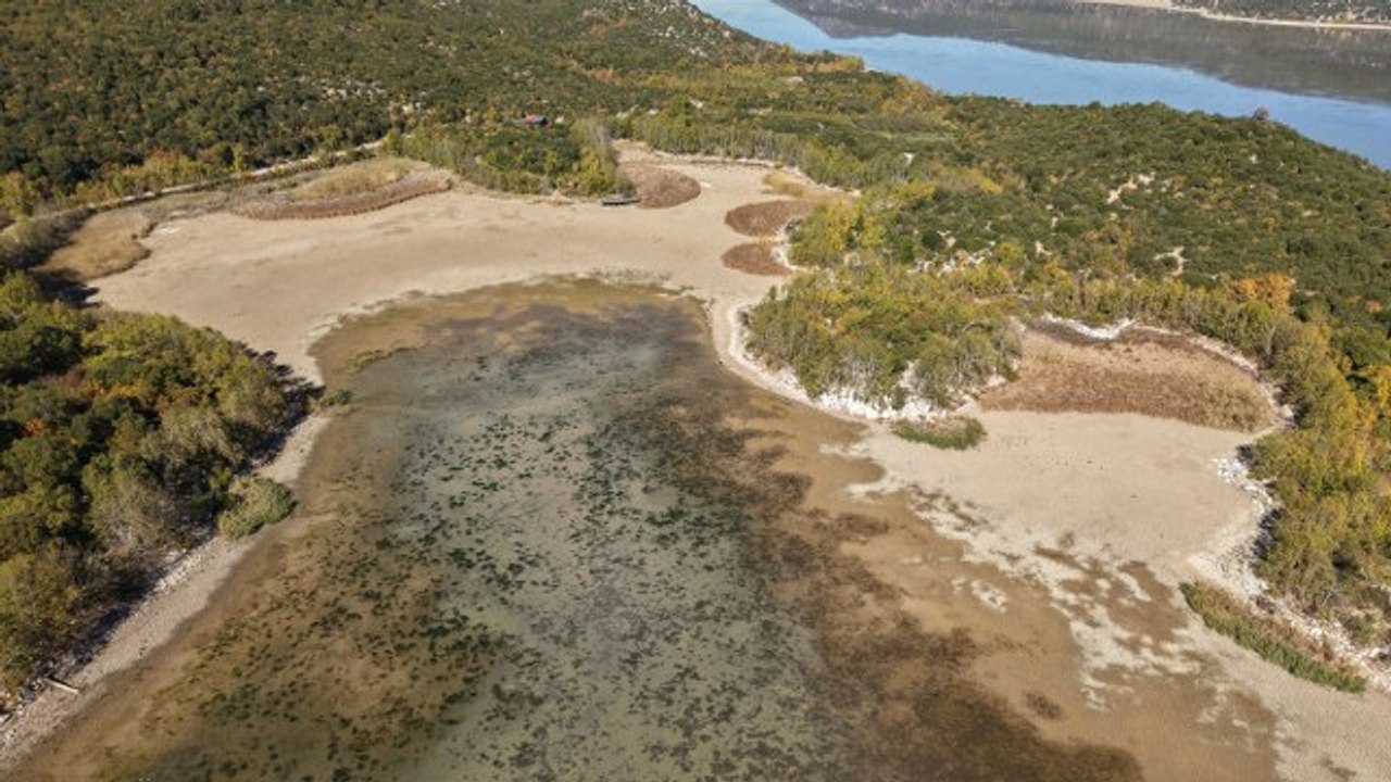 Kovada Gölü'nün 'milli park' özelliği tehlikede; seyir terasından acı manzara