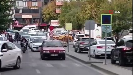 İnekler şehre indi, trafikte ilginç görüntüler oluştu