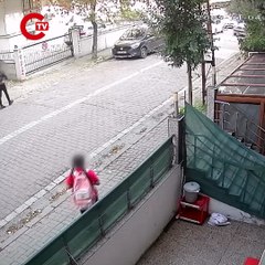 Avcılar'da servis bekleyen çocuğu takip etti; annesi gelince kaçtı