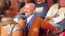 Marie s'infiltre surprend l'ancien premier ministre, Charles Michel, lors de son spectacle