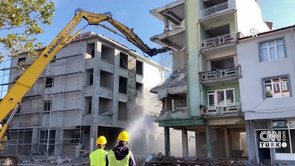 Sındırgı’da kontrollü yıkım çalışmaları devam ediyor